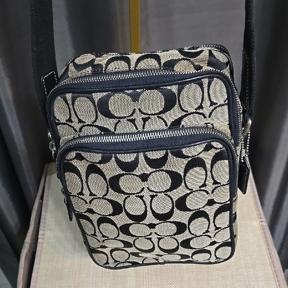 Coach Black and Cream Messenger Bag Signature Style (Camera Bag) NWOT - Picture 1 of 11